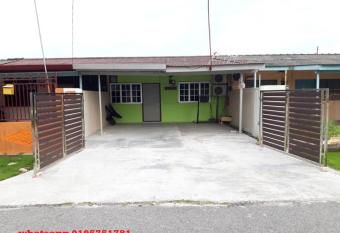 HIJRAH HOMESTAY BAJETMUSLIM Only PANTAI REMIS has Balcony rooms