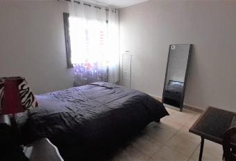 Chambre lit double en colocation allows 18 year olds to book a room