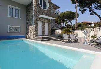 BELLAVISTA EXCLUSIVE B&B VISTA LAGO Piscina riscaldata e Jacuzzi allows 18 year olds to book a room