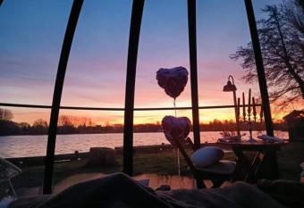 Le D  me du Lac allows 18 year olds to book a room