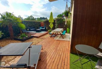 Joli Appartement Audenge allows 18 year olds to book a room