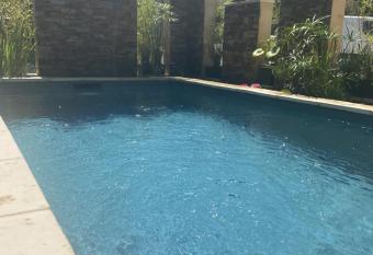 La suite de charme du Mas de la Fontaine de Jonquier avec SPA privatif allows 18 year olds to book a room