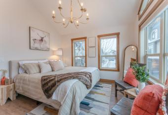 Luxury Fire Mountain Lodge, Outdoor Hot Tub, Parking, Fast WiFi! has Balcony rooms