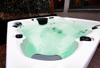 The Gathering @ Liver House - Hot Tub - Near Liverpool - Sleeps Up To 20 has rooms with a private hot tub