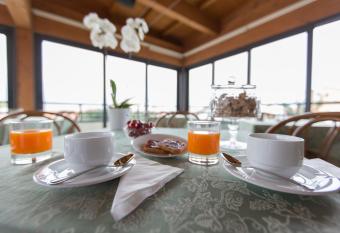 Ristorante Hotel Lucia allows 18 year olds to book a room