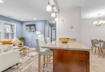 *NEW* Family friendly home 3 mins to Buckroe Beach allows 18 year olds to book a room