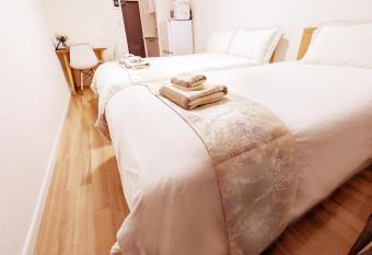 Rosenheim Tokyo Shinjuku Okubo has rooms with a private hot tub