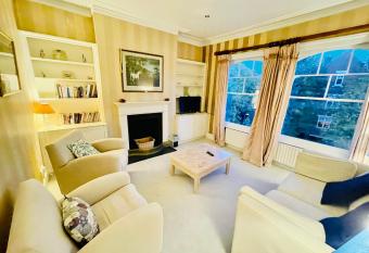 New Lovely 2-bedroom Condo in Chelsea has Balcony rooms