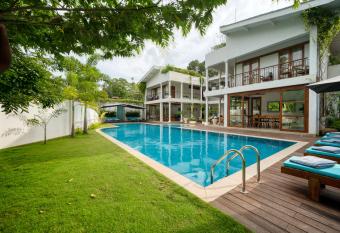 Ginger Palm Villa has Balcony rooms