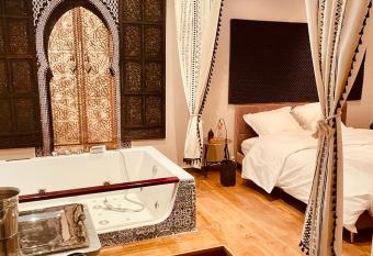 Love Room Jacuzzi Paris 4 has rooms with a private hot tub