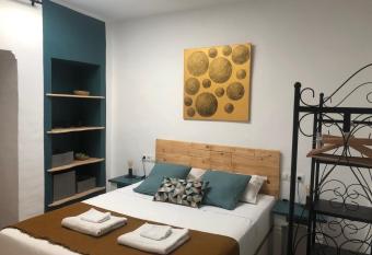 Room with bathroom in private house Casa Mar allows 18 year olds to book a room