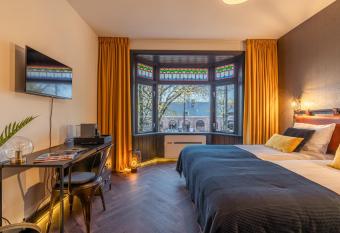 Hotel De Werf allows 18 year olds to book a room