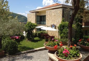 Solofra Palace Hotel & Resort has rooms with a private hot tub