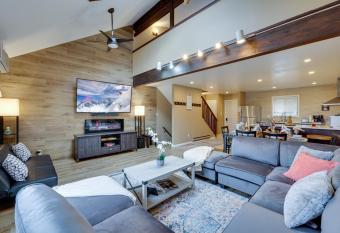 Pocono Paradise 143, NEW 4bd, Tannersville, Camelback, Kalahari has rooms with a private hot tub