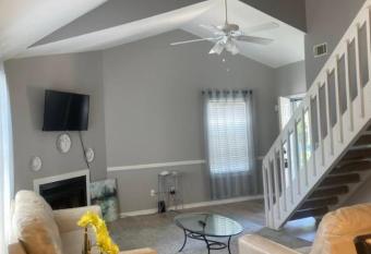 Sleeps 10!**10Min DT Chas/5Min Airport! has Balcony rooms