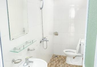 Luxury Villa Ha Long has rooms with a private hot tub