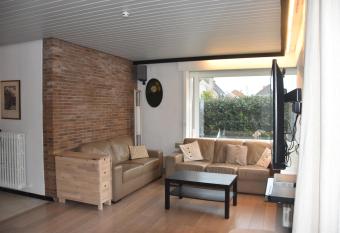  t Calmeyntje allows 18 year olds to book a room