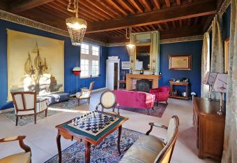 CHATEAU DU GO allows 18 year olds to book a room