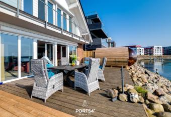 Villa Atlantis allows 18 year olds to book a room