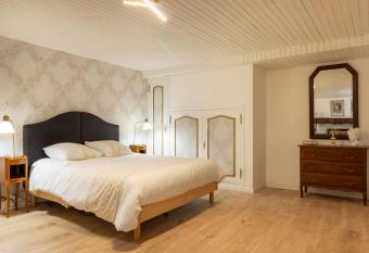 Le Boudoir de Lilly allows 18 year olds to book a room