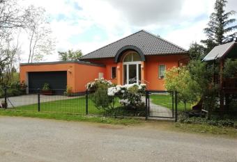 Ferienwohnung Am Waldesrand - Garten, Terrasse, Grill, Luftk  hler, Massagesessel, Kinderspielecke, Spielekonsole has rooms with a private hot tub