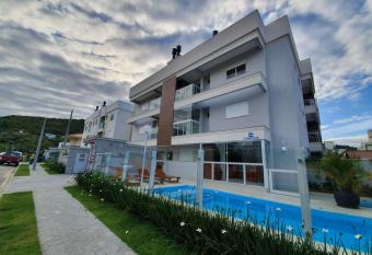 Apto na praia de Palmas, pr  ximo ao mar, climatizado e com piscina has Balcony rooms