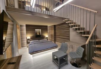 Apartm  ny Etenia allows 18 year olds to book a room