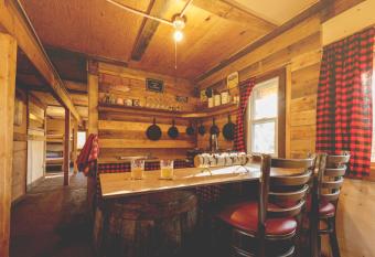 Entre Lemoine et l'arbre has Balcony rooms