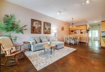 Southern Charmer-Historic District Downtown-Private Porch-Walk Score 90!! has Balcony rooms