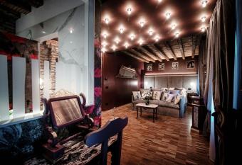Vitrum - Como Luxury Suites allows 18 year olds to book a room