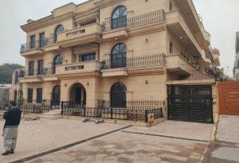 GB Lodging House, Islamabad has Balcony rooms