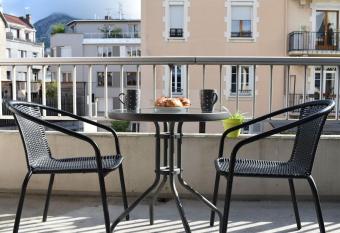 Studio Championnet, piscine, balcon, haut confort has Balcony rooms