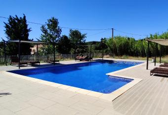 Superbe 2 pi  ces 35 m2 tr  s confortable meubl   terrasse, parking priv  , jardin, Pont du Gard 10mn #3 has Balcony rooms