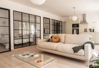 L ORANGERAIE Appartement design en plein centre allows 18 year olds to book a room