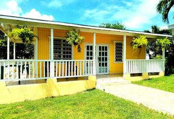 La Casita Amarilla has Balcony rooms