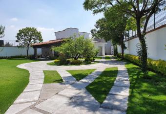 Hotel Boutique quince & 15 allows 18 year olds to book a room