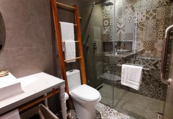 Hostal Suite Le Fabrique has Balcony rooms