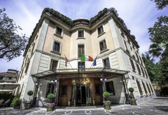 Grand Hotel Gianicolo has rooms with a private hot tub