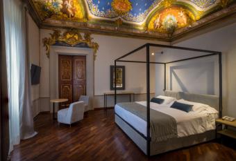 Bosone Palace has rooms with a private hot tub