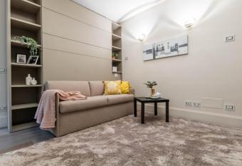 ALTIDO Elegant Studio for 2 near Duomo di Milan allows 18 year olds to book a room