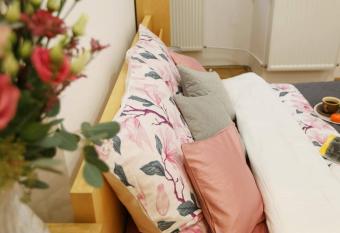 Batorego Cosy Apartment 2 has Balcony rooms