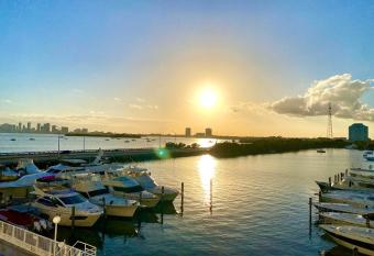 Modern waterfront apartment with Miami Skyline view, free parking 5 mins drive to Miami Beach has Balcony rooms