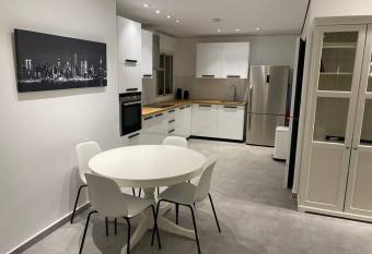 Superbe appartement luxe,    deux pas de la mer. has Balcony rooms