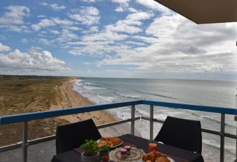 Le Belv  d  re has Balcony rooms