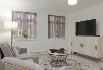 Just Launched! Modern 2-Bed Flat - Sleeps 6 - Free Parking allows 18 year olds to book a room