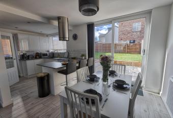 Modern 3-Bed House with Parking - Sleeps 7! allows 18 year olds to book a room