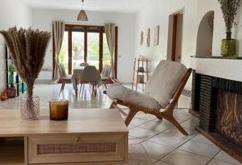 Maison de campagne    30 min de Paris has Balcony rooms