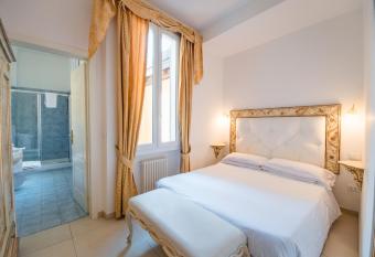 Residenza Due Torri check in presso HOTEL CENTRALE Vicolo Cattani 7 allows 18 year olds to book a room