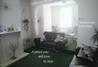 Victorian Terrace Old Stoke - With Self Check In and Free Parking - Rooms at ipswichdigs allows 18 year olds to book a room