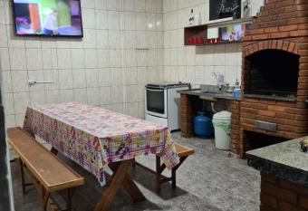 Casa grande e confort  vel at   16 pessoas com churrasqueira e garagem para 8 carros has Smoking rooms